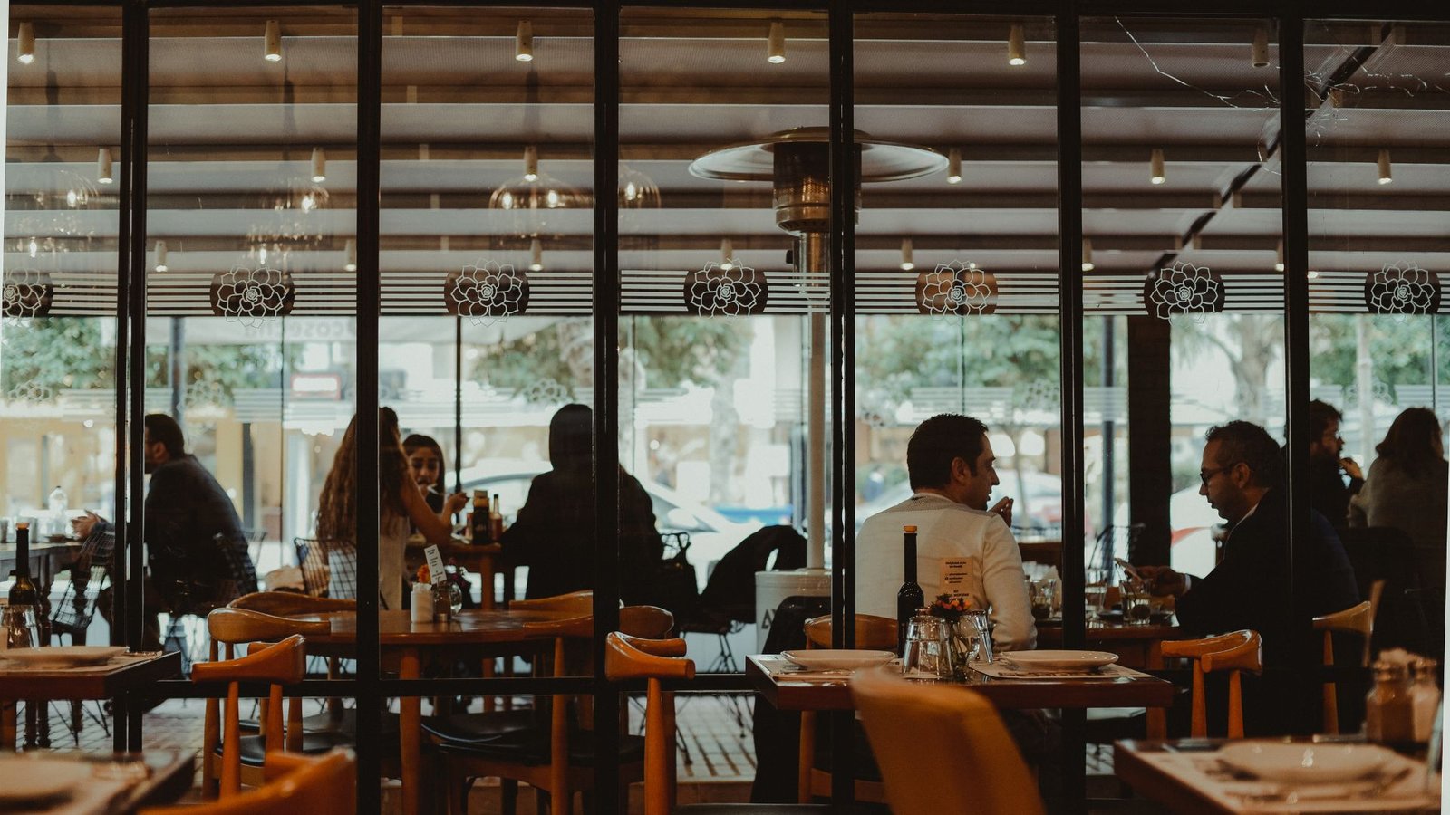 Descubra como a Inteligência Artificial pode revolucionar o marketing do seu restaurante com campanhas automáticas no Google Ads. Atraia mais clientes!